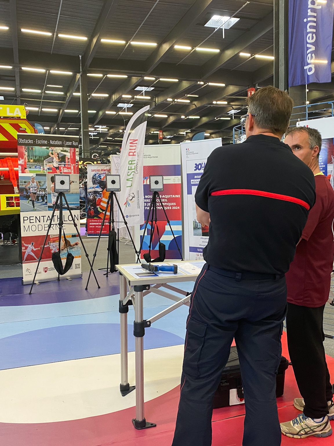 pompier sur le stand de tir à la Foire Internationale de Bordeaux 2024