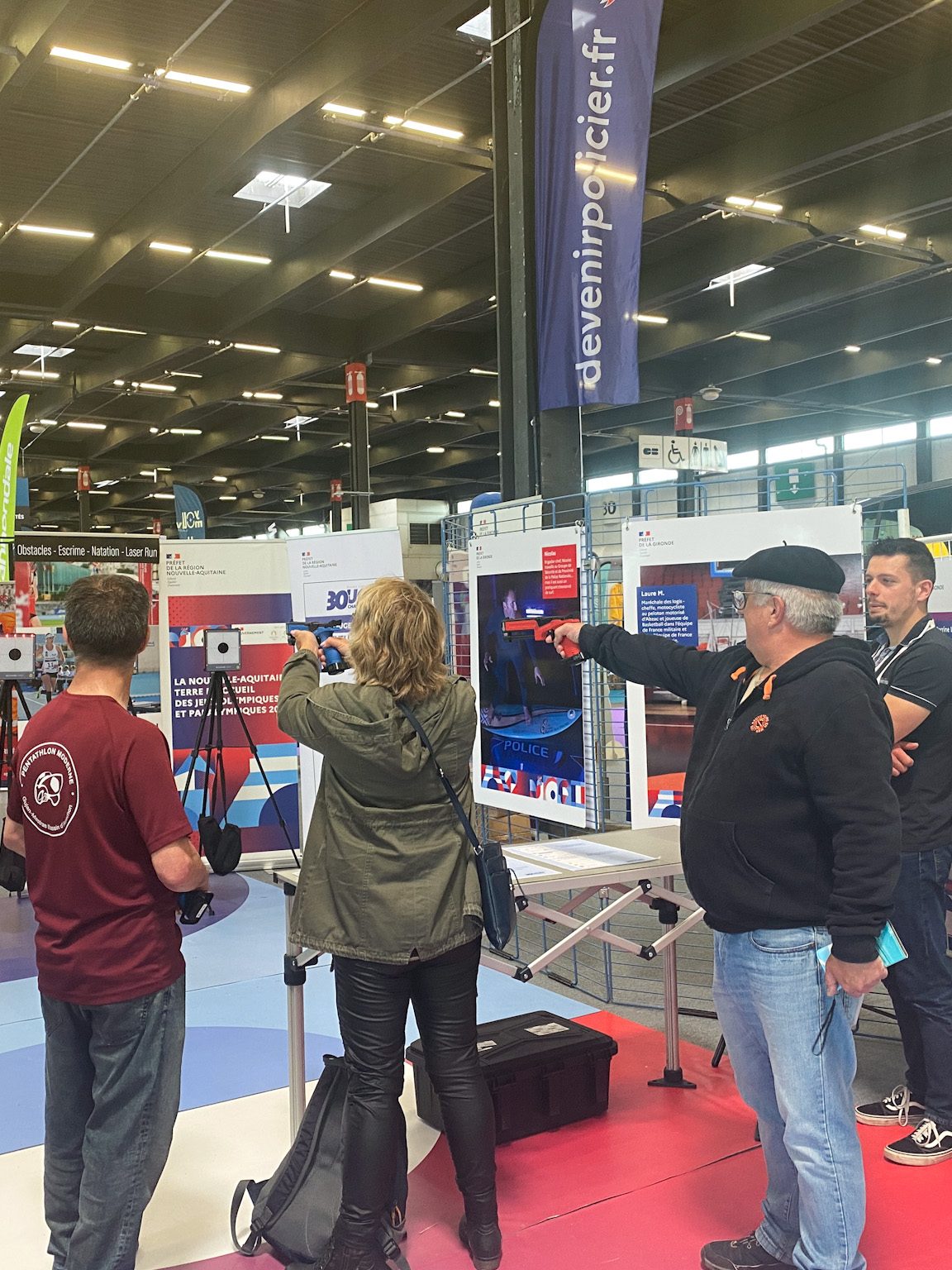 visiteurs sur le stand de tir à la Foire Internationale de Bordeaux 2024