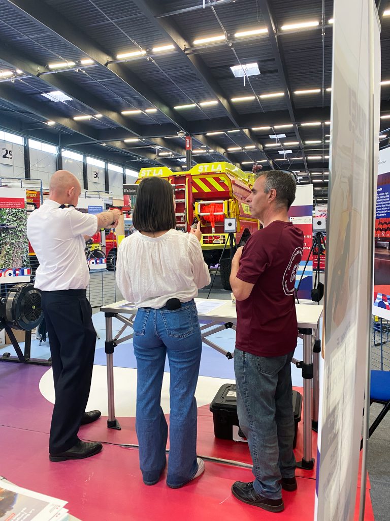 militaire sur le stand de tir à la Foire Internationale de Bordeaux 2024