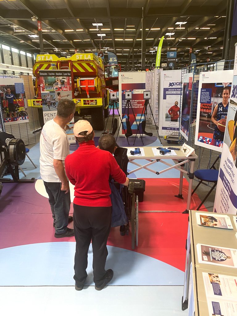 personne en situation de handicap sur le stand de tir à la Foire Internationale de Bordeaux 2024