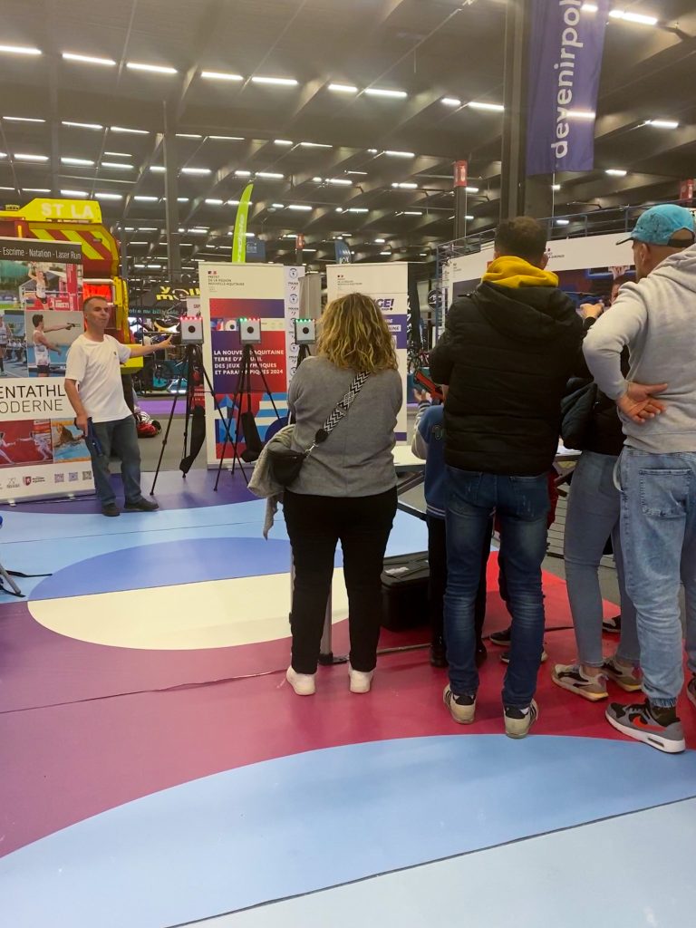 visiteurs sur le stand de tir à la Foire Internationale de Bordeaux 2024